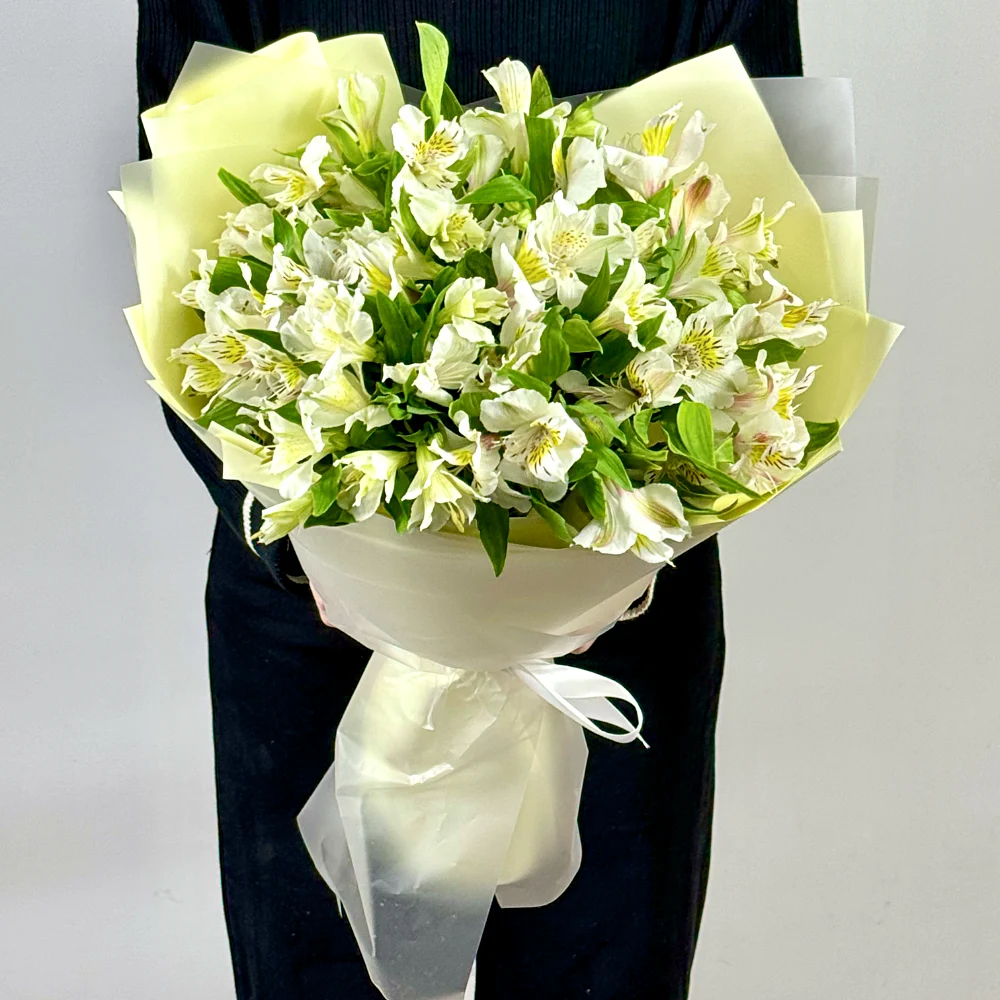 15 белых альстромерий