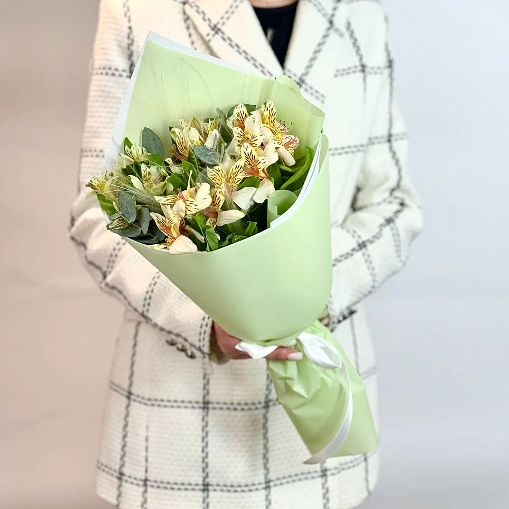 Букет из 7 желтых альстромерий