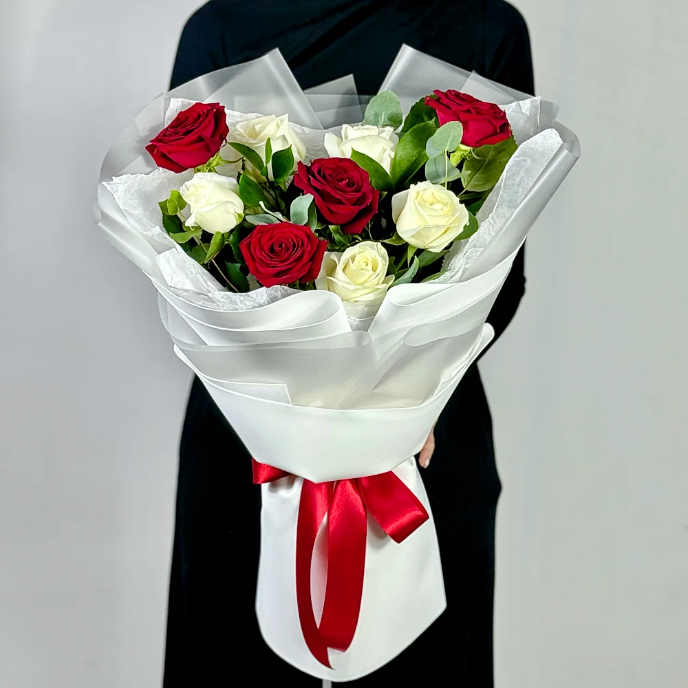Букет из 9 белых и красных роз