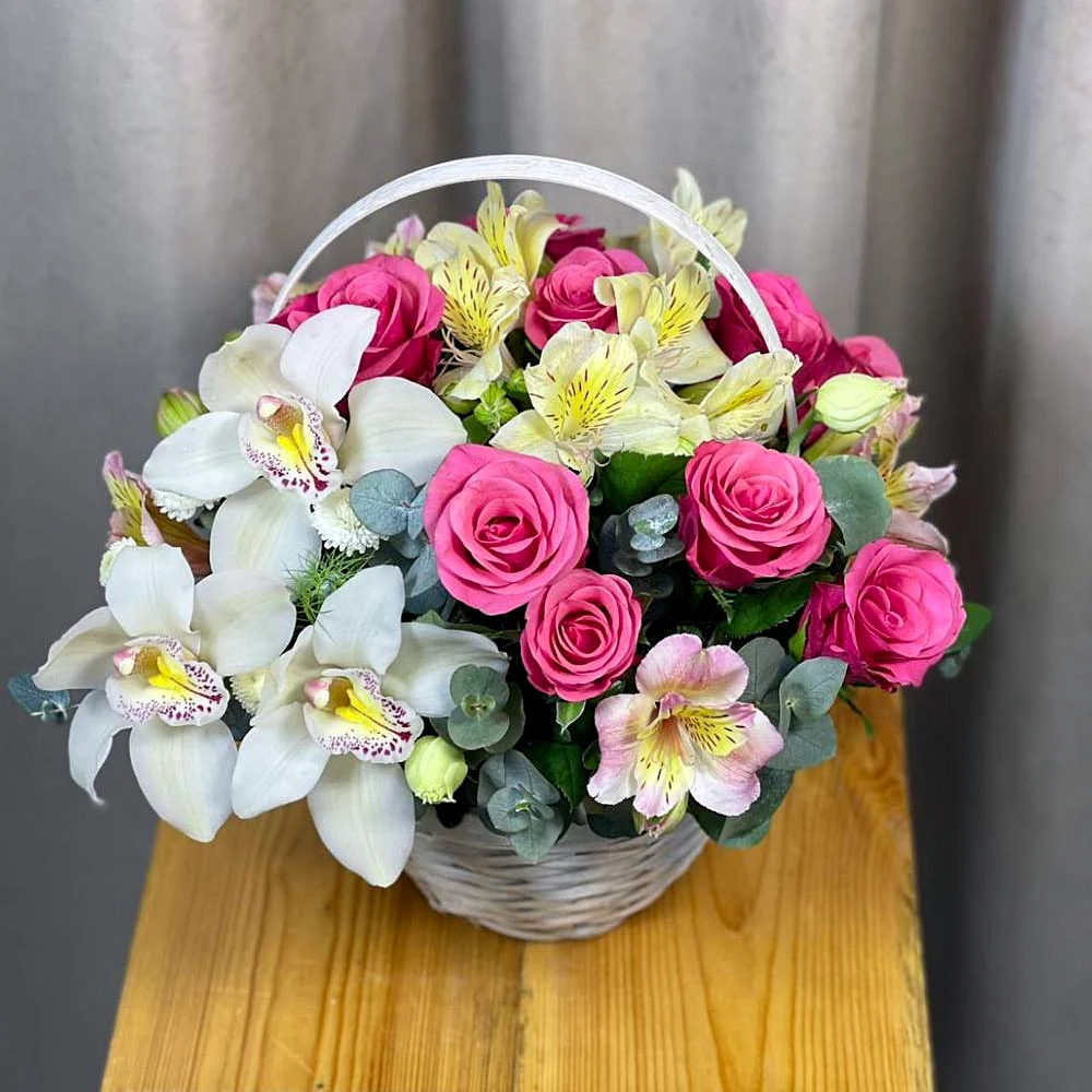 Цветы в корзине