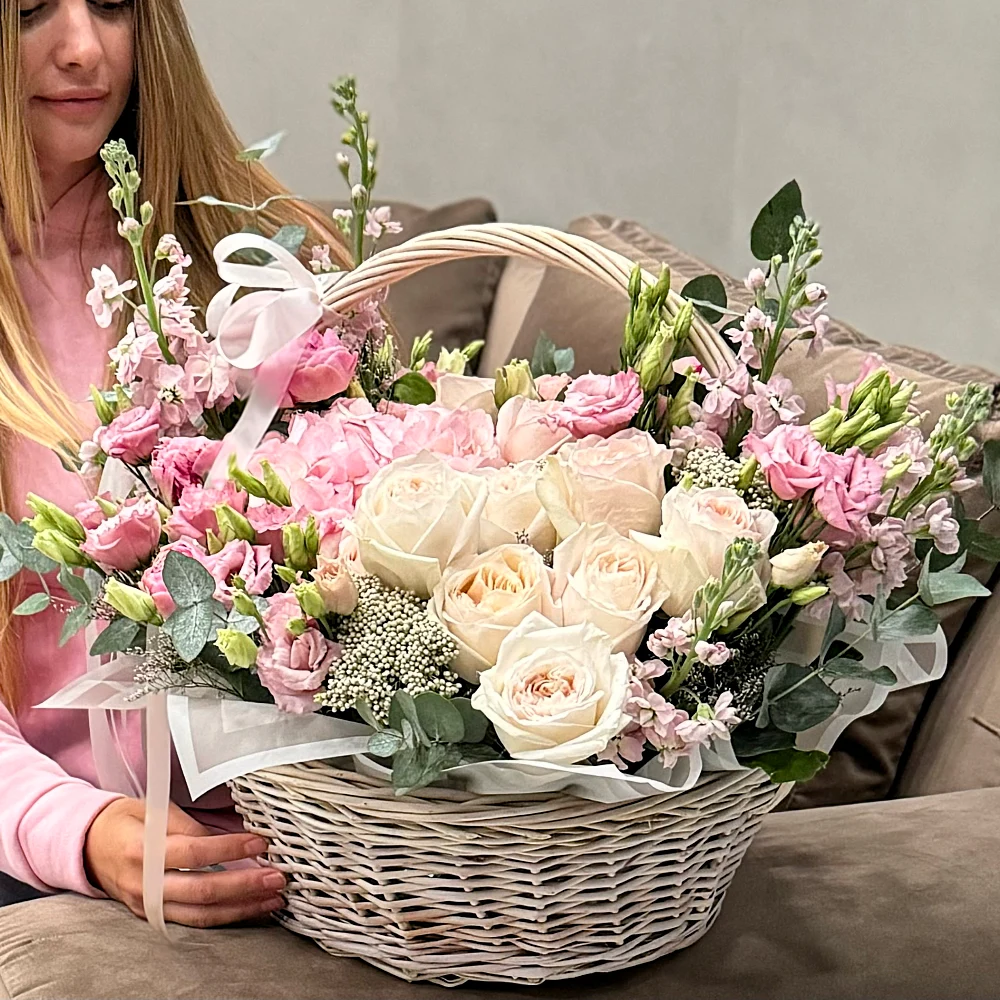 Цветы в корзине